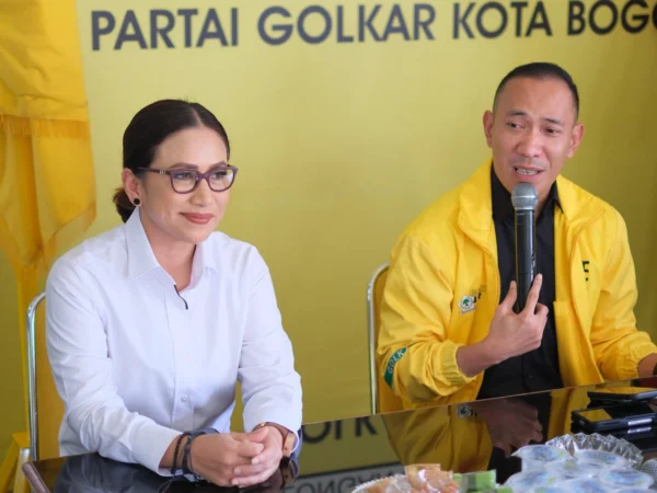 Bacawalkot Bogor, Rena Da Frina bersama Ketua DPD Golkar Kota Bogor, Rusli Prihatevy saat melakukan safari politik.(Yudha Prananda / Jabar Ekspres)