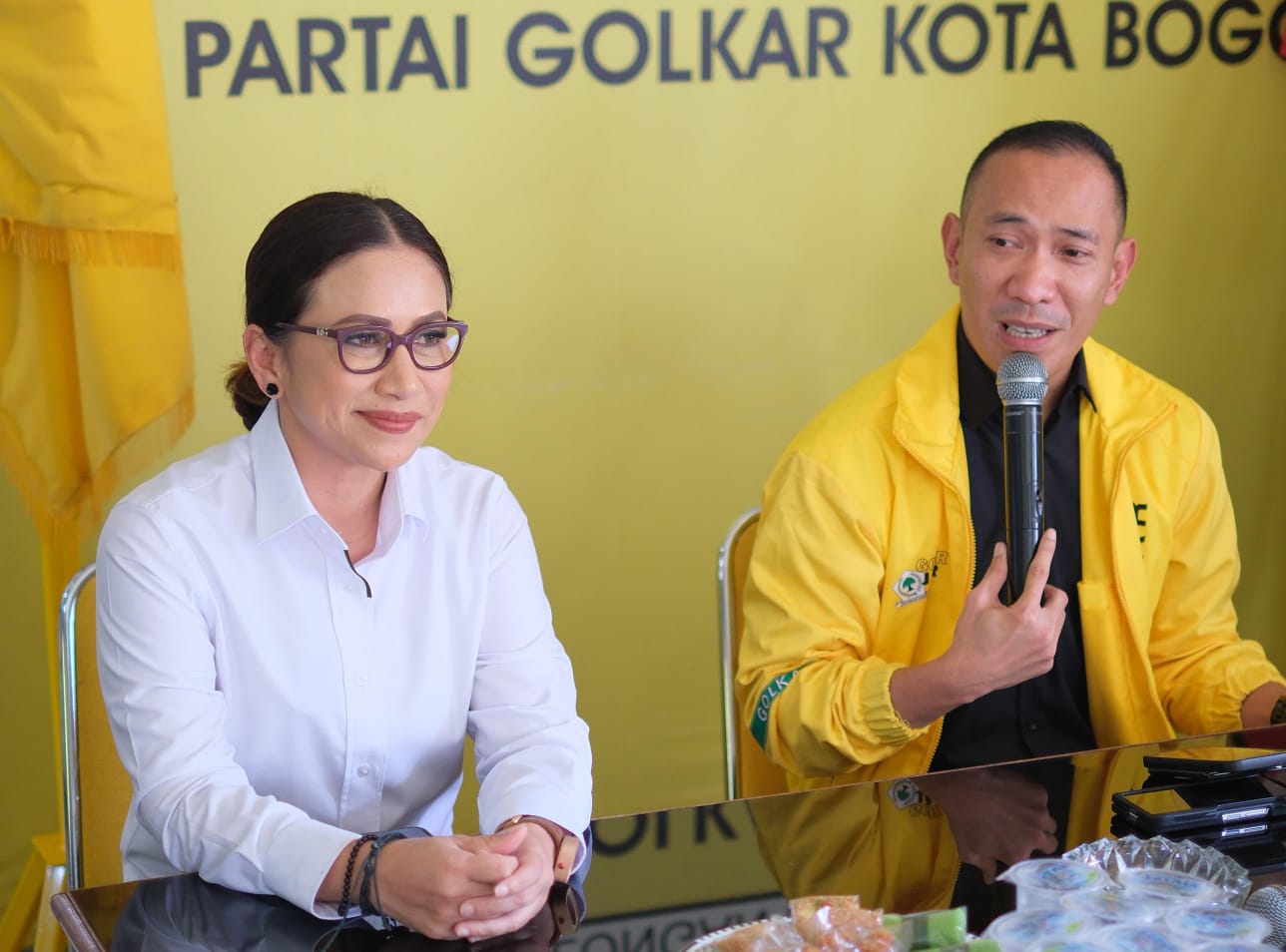 Bacawalkot Bogor, Rena Da Frina bersama Ketua DPD Golkar Kota Bogor, Rusli Prihatevy saat melakukan safari politik.(Yudha Prananda / Jabar Ekspres)