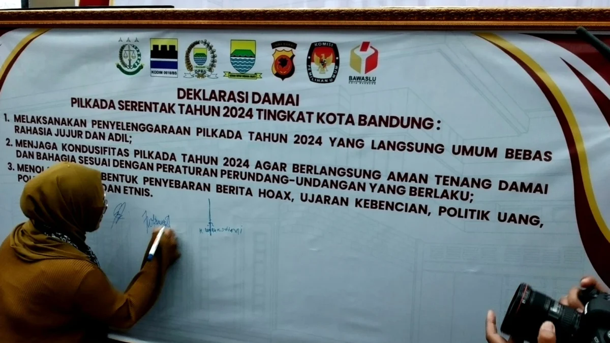 Ketua KPU Kota Bandung Wenti Frihadianti saat deklarasi damai pilkada serentak, Senin (12/8)