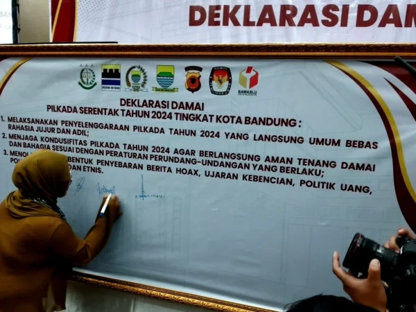 Ketua KPU Kota Bandung Wenti Frihadianti saat deklarasi damai pilkada serentak, Senin (12/8)