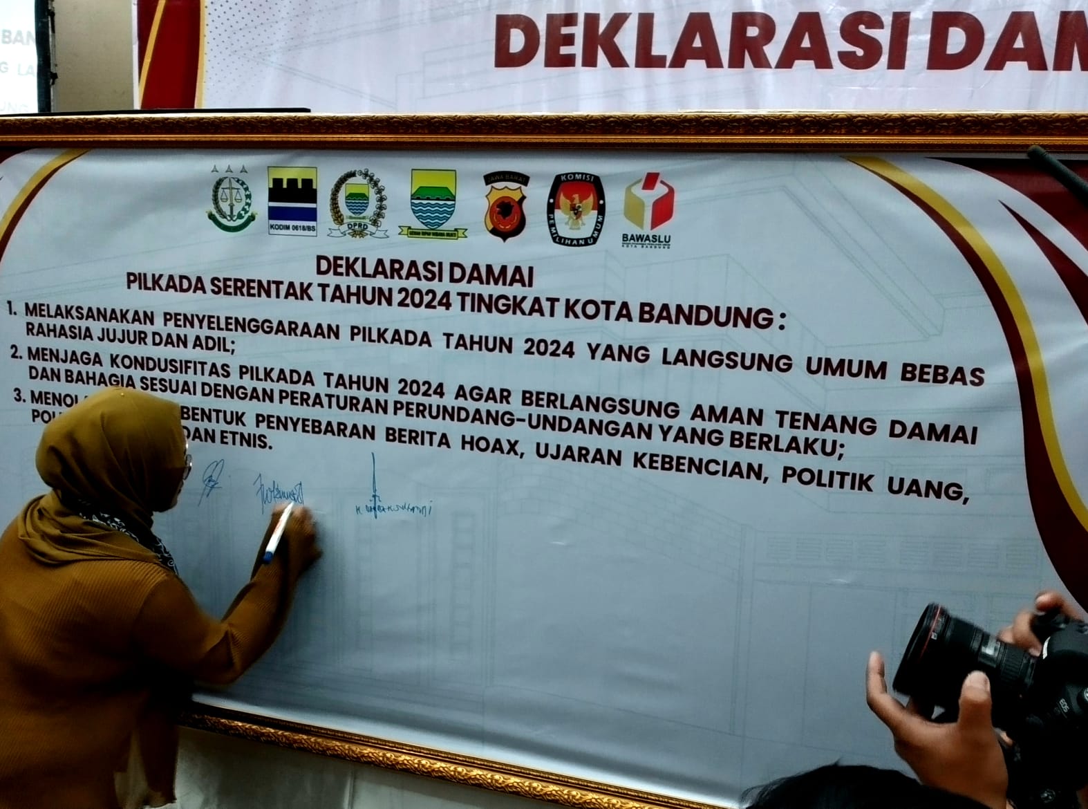 Ketua KPU Kota Bandung Wenti Frihadianti saat deklarasi damai pilkada serentak, Senin (12/8)