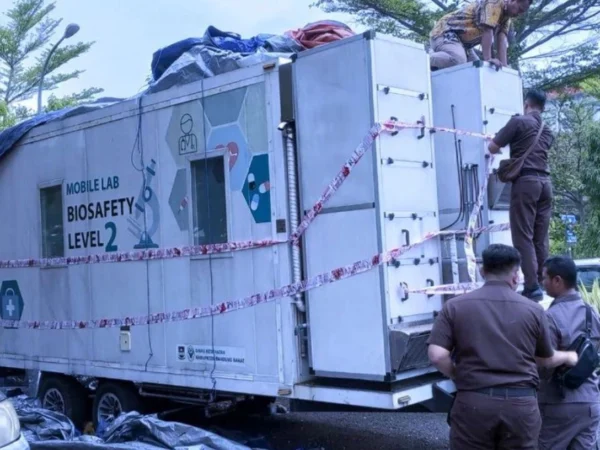 Kejari Bale Bandung saat menyita Caravan Mobile Lab Covid-19 milik Dinkes di Halaman Gedung D Pemkab Bandung Barat. Kamis (8/8). Dok istimewa