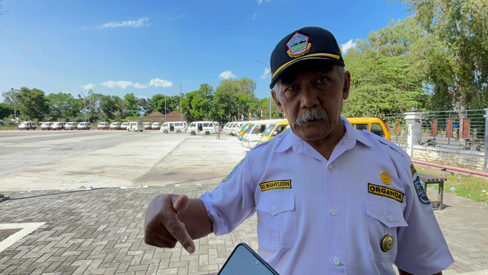 Ketua Organda Kota Banjar Wahyudin saat diwawancara terkait pemindahan angkot ke dalam terminal tipe A Kota Banjar, Senin 12 Agustus 2024. (Cecep Herdi/Jabar Ekspres)