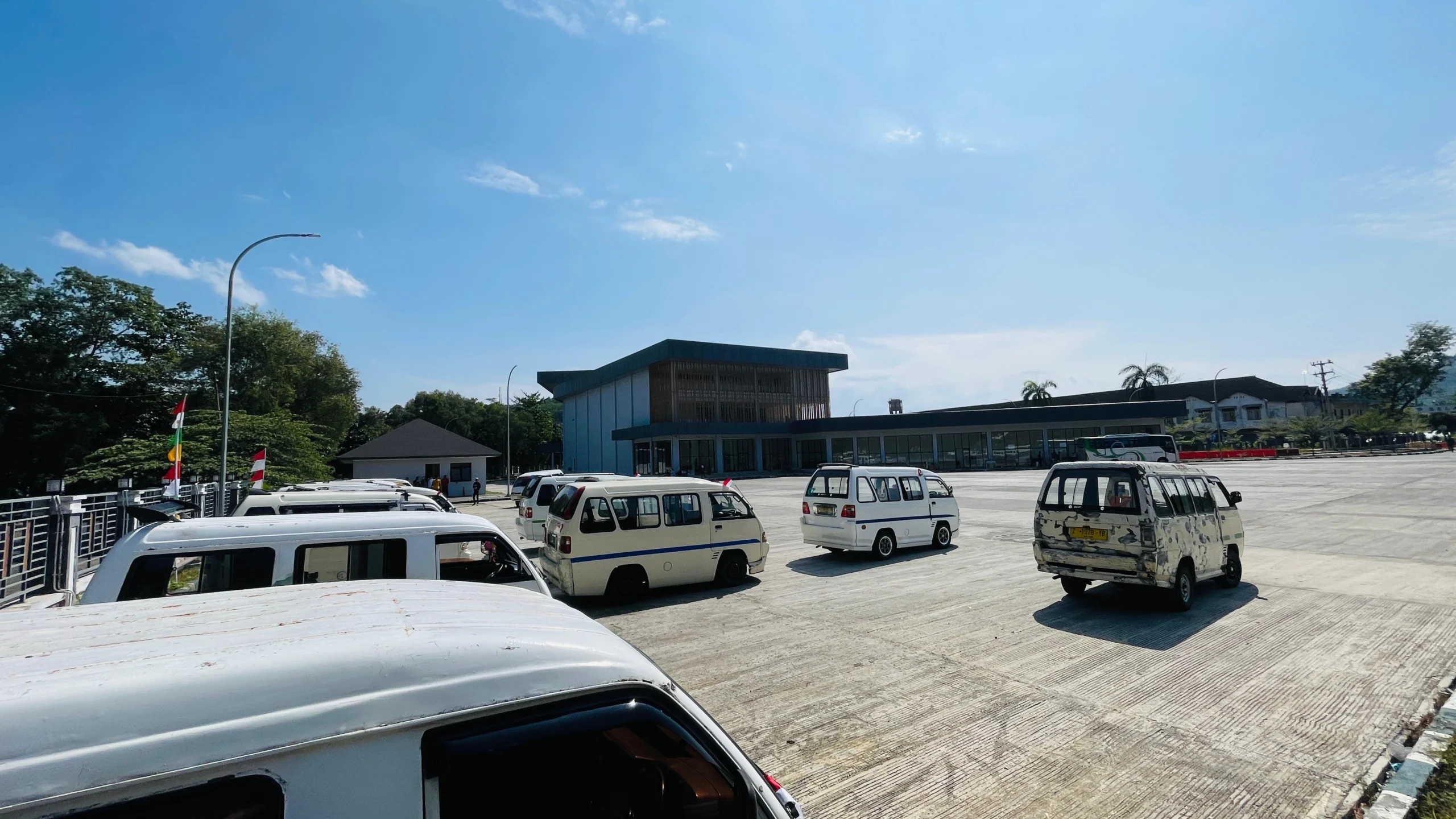 Angkutan Kota (Angkot) parkir di Terminal Tipe A Kota Banjar, Senin 12 Agustus 2024. Terminal Banjar ini memiliki fasilitas elit namun penumpangnya sulit. (Cecep Herdi/Jabar Ekspres)