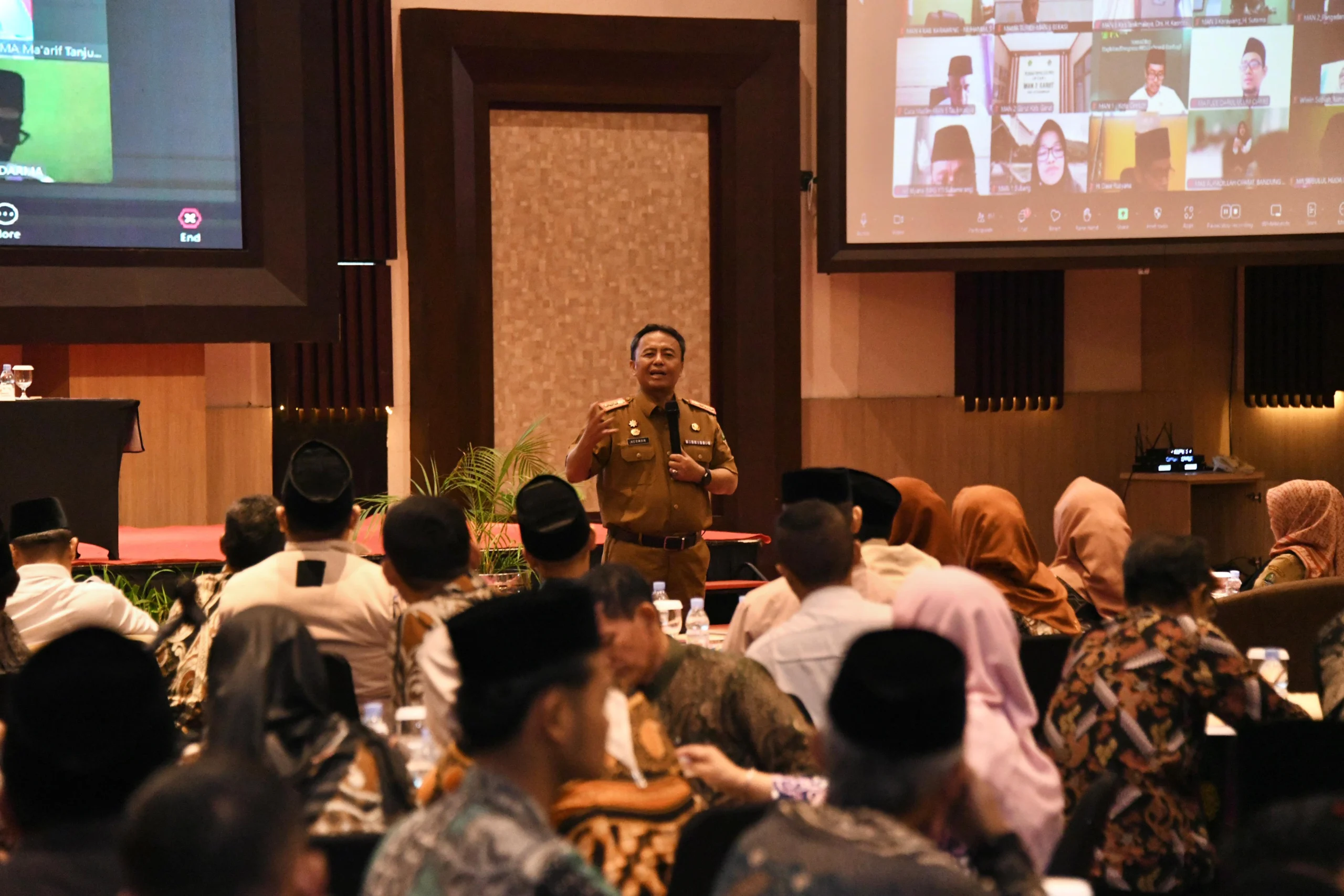 Sekda Jabar Herman Suryatman menghadiri Bimbingan Teknis Pengelolaan Dana Hibah Bantuan Pendidikan Menengah Universal (BPMU) Tahun Anggaran 2024 di Grand Sunshine Convention & Resort, Kabupaten Bandung, Senin (12/8/2024).