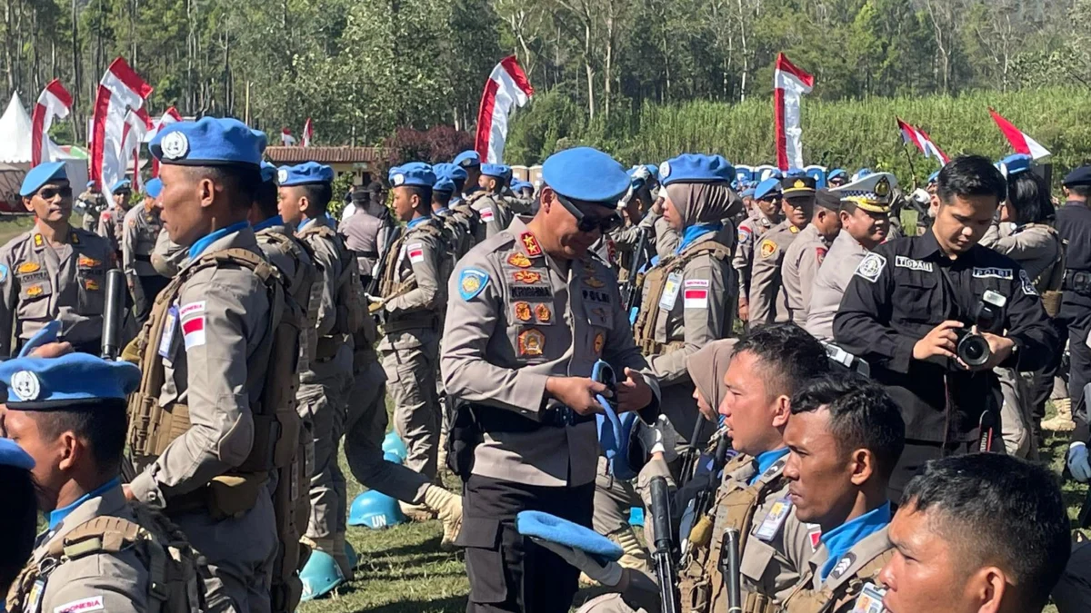 Kadivhubinters Polri Irjen Pol Krishna Murti saat memberikan pembaretan kepada salah satu kontingen Garuda Bhayangkara Satgas FPU 6 Minusca di Rancaupas, Rancabali, Kabupaten Bandung, Selasa (13/8/2024). Foto Agi Jabar Ekspres