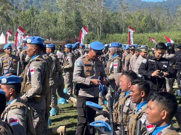 Kadivhubinters Polri Irjen Pol Krishna Murti saat memberikan pembaretan kepada salah satu kontingen Garuda Bhayangkara Satgas FPU 6 Minusca di Rancaupas, Rancabali, Kabupaten Bandung, Selasa (13/8/2024). Foto Agi Jabar Ekspres