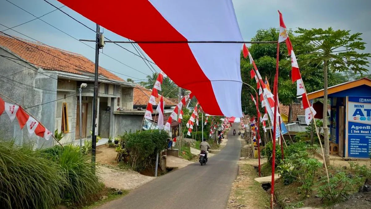 Sambut HUT RI ke-79, warga Kampung Sindang Palay, Desa Bojong, Kecamatan Rongga, KBB memasang bendera merah putih sepanjang 400 meter. Selasa (23/8). Dok Jabar Ekspres