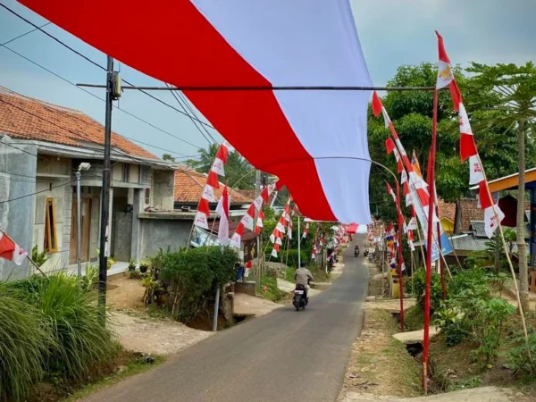 Sambut HUT RI ke-79, warga Kampung Sindang Palay, Desa Bojong, Kecamatan Rongga, KBB memasang bendera merah putih sepanjang 400 meter. Selasa (23/8). Dok Jabar Ekspres