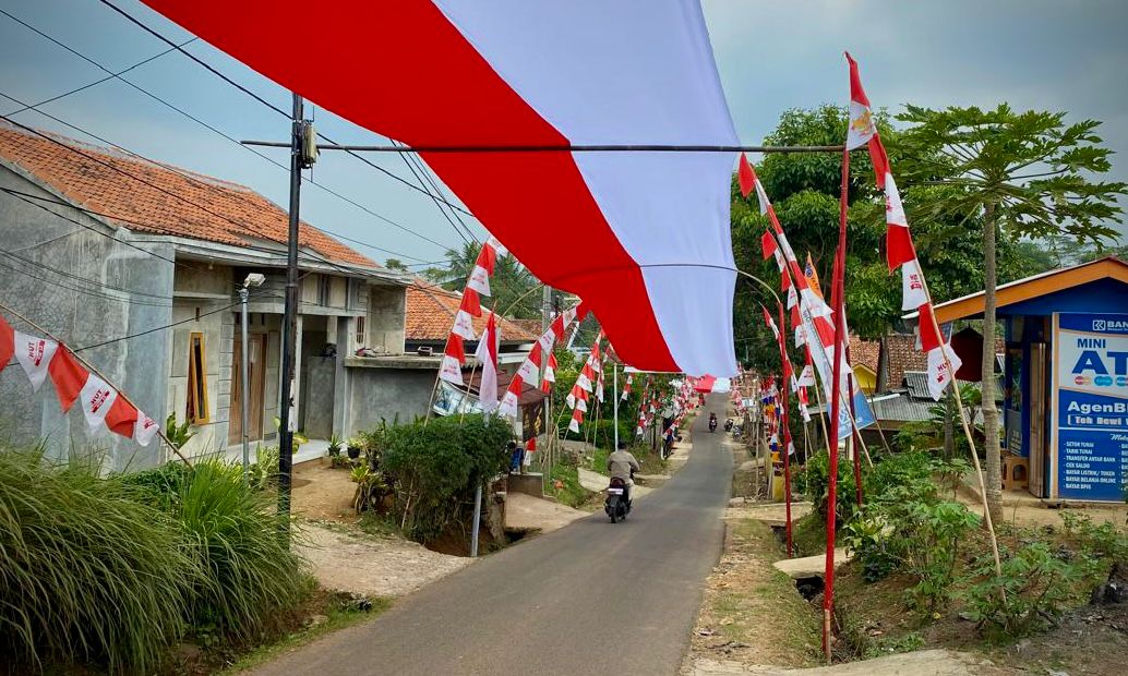 Sambut HUT RI ke-79, warga Kampung Sindang Palay, Desa Bojong, Kecamatan Rongga, KBB memasang bendera merah putih sepanjang 400 meter. Selasa (23/8). Dok Jabar Ekspres