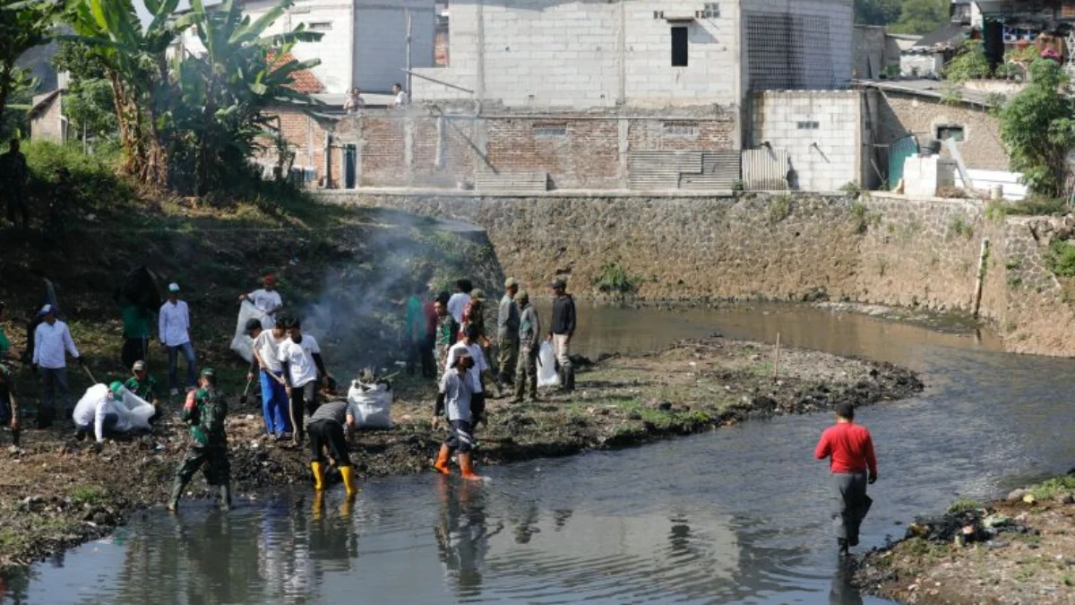 Ribuan Warga LDII Jabar Bersihkan Sungai Citarum