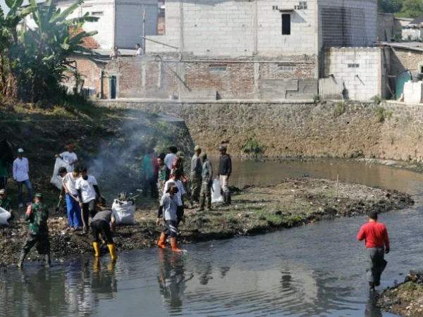 Ribuan Warga LDII Jabar Bersihkan Sungai Citarum