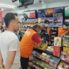 Unit Reskrim Polsek Cileunyi bersama Tim Inafis Polresta Bandung saat pengecekan TKP sekaligus mendata barang yang hilang digondol pelaku pencurian minimarket di wilayah Desa Cibiru Hilir, Kecamatan Cileunyi, Kabupaten Bandung. (Istimewa)