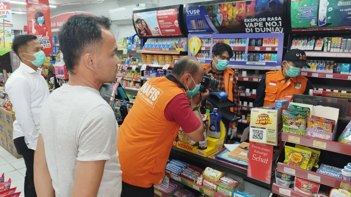 Unit Reskrim Polsek Cileunyi bersama Tim Inafis Polresta Bandung saat pengecekan TKP sekaligus mendata barang yang hilang digondol pelaku pencurian minimarket di wilayah Desa Cibiru Hilir, Kecamatan Cileunyi, Kabupaten Bandung. (Istimewa)