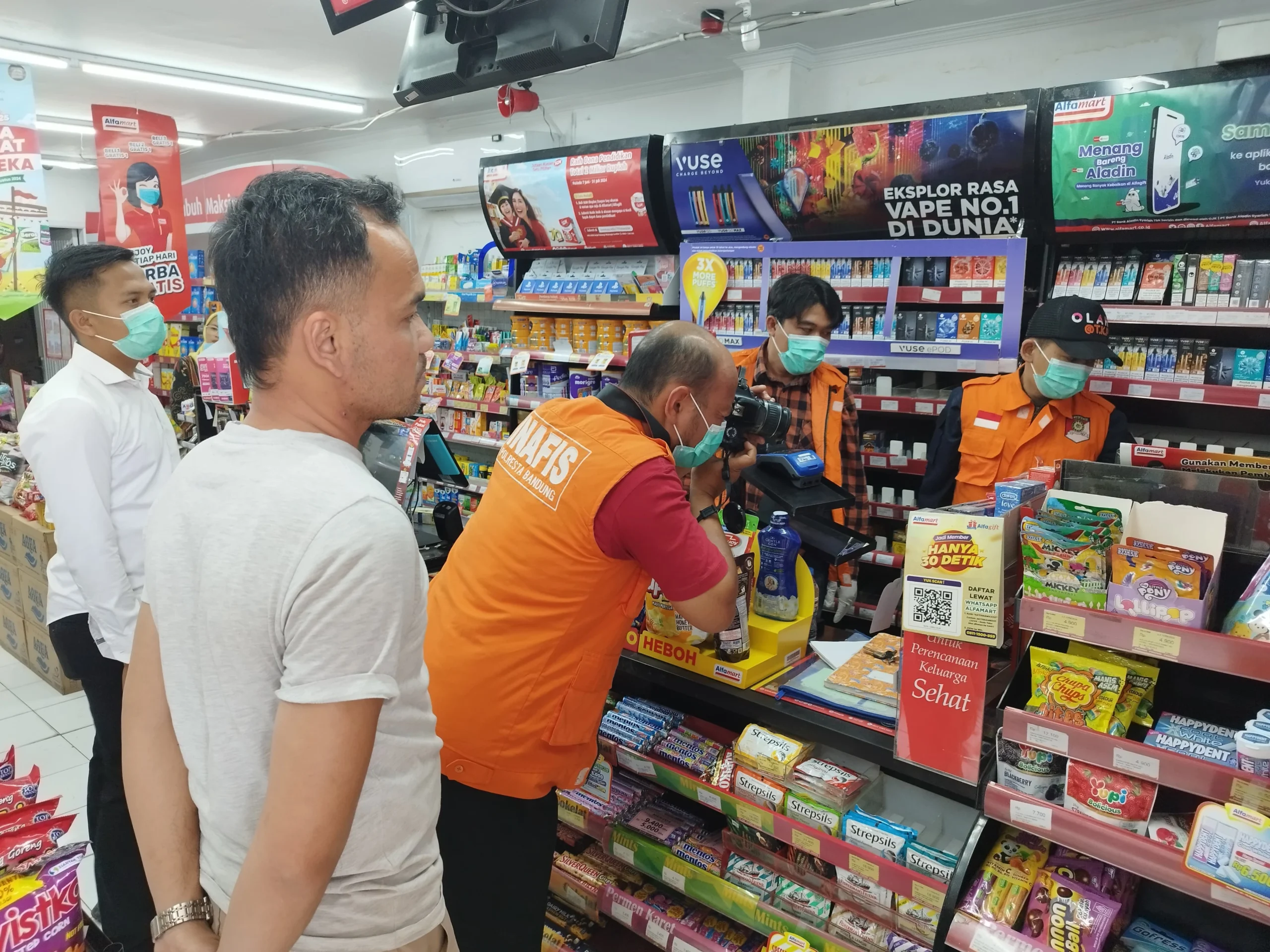 Unit Reskrim Polsek Cileunyi bersama Tim Inafis Polresta Bandung saat pengecekan TKP sekaligus mendata barang yang hilang digondol pelaku pencurian minimarket di wilayah Desa Cibiru Hilir, Kecamatan Cileunyi, Kabupaten Bandung. (Istimewa)