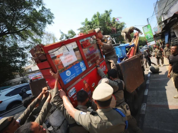 Petugas Satpol PP Kota Bandung saat menertibkan sejumlah kios hingga peralatan dagang di beberapa titik kota, pada Selasa (13/8).