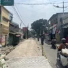 Doc. Kondisi Jalan Nanjung Sedang dalam Proses Perbaikan, Warga Ungkap Tantangan Mengatur Kendaraan (Mong)