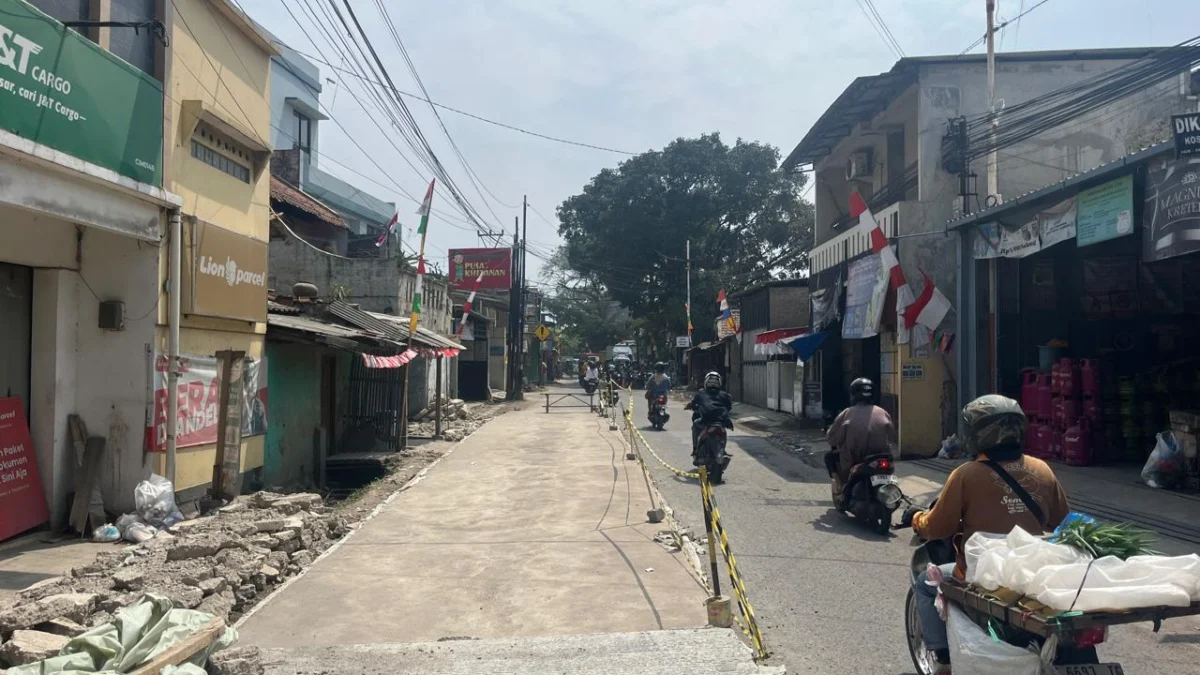 Doc. Kondisi Jalan Nanjung Sedang dalam Proses Perbaikan, Warga Ungkap Tantangan Mengatur Kendaraan (Mong)