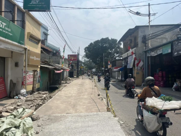 Doc. Kondisi Jalan Nanjung Sedang dalam Proses Perbaikan, Warga Ungkap Tantangan Mengatur Kendaraan (Mong)