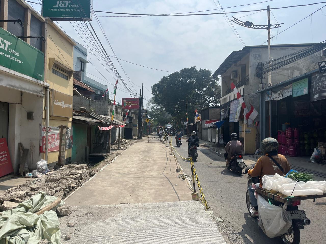 Doc. Kondisi Jalan Nanjung Sedang dalam Proses Perbaikan, Warga Ungkap Tantangan Mengatur Kendaraan (Mong)