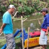 Petani berupaya menyedot air sungai menggunakan pompa air dari Sungai Ciganjeng Kabupaten Pangandaran untuk mengairi sawah mereka yang teranvam gagal panen akibat kekeringan, Selasa 13 Agustus 2024. (Cecep Herdi/Jabar Ekspres)