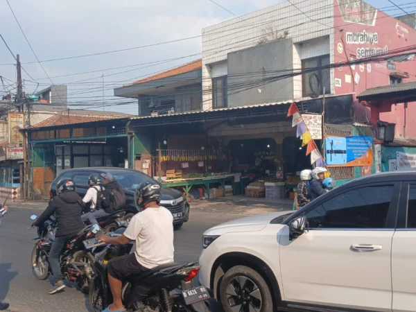 Doc. Atasi Kemacetan Padat di Simpang Cibogo-Sadarmanah, Jalan Kerkof, Cimahi Selatan, Dishub Bersama Tni-Polri Lakukan Uji Coba Rekayasa Lalu Lintas (Mong)