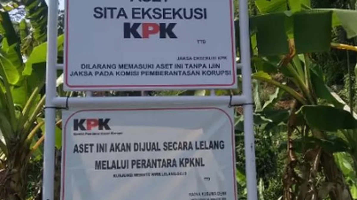 Papan bertuliskan KPK menyita aset sebidang tanah terpasang di Desa Medanglayang Kecamatan Panumbangan Kabupaten Ciamis Jawa Barat, Rabu 14 Agustus 2024. (Istimewa)