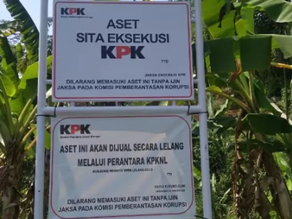 Papan bertuliskan KPK menyita aset sebidang tanah terpasang di Desa Medanglayang Kecamatan Panumbangan Kabupaten Ciamis Jawa Barat, Rabu 14 Agustus 2024. (Istimewa)