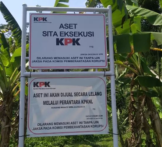 Papan bertuliskan KPK menyita aset sebidang tanah terpasang di Desa Medanglayang Kecamatan Panumbangan Kabupaten Ciamis Jawa Barat, Rabu 14 Agustus 2024. (Istimewa)