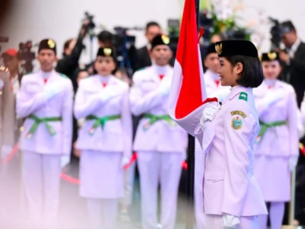 Presiden Joko Widodo mengukuhkan 76 pelajar menjadi anggota Pasukan Pengibar Bendara Pusaka (Paskibraka) Tahun 2024 di Istana Negara, Ibu Kota Nusantara (IKN), pada Selasa, 13 Agustus 2024. Foto: BPMI Setpres/Muchlis Jr