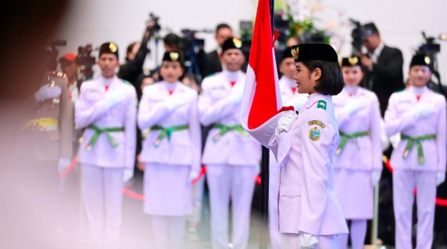 Presiden Joko Widodo mengukuhkan 76 pelajar menjadi anggota Pasukan Pengibar Bendara Pusaka (Paskibraka) Tahun 2024 di Istana Negara, Ibu Kota Nusantara (IKN), pada Selasa, 13 Agustus 2024. Foto: BPMI Setpres/Muchlis Jr