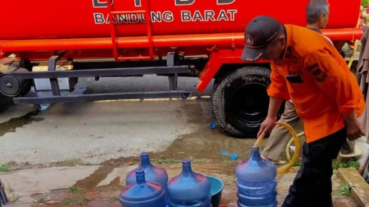 Petugas BPBD KBB saat mendistribusikan air bersih kepada warga terdampak kekeringan di Desa Batujajar Tmur. Dok Jabar Ekspres