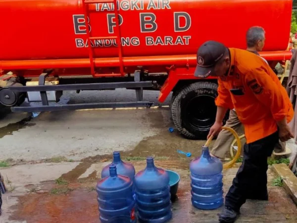 Petugas BPBD KBB saat mendistribusikan air bersih kepada warga terdampak kekeringan di Desa Batujajar Tmur. Dok Jabar Ekspres