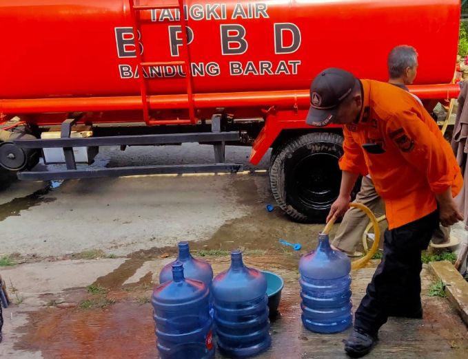 Petugas BPBD KBB saat mendistribusikan air bersih kepada warga terdampak kekeringan di Desa Batujajar Tmur. Dok Jabar Ekspres