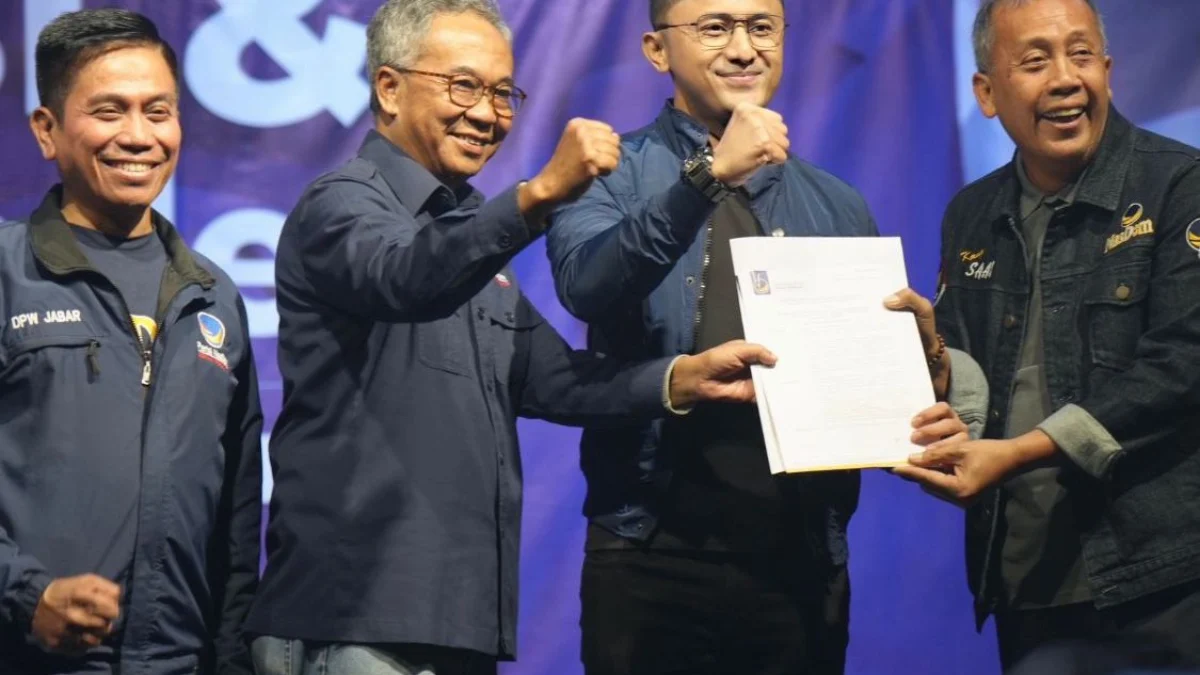 Ketua DPW NasDem Jabar, Saan Mustopa saat berikan rekomendasi kepada Ade Sudrajat untuk menjadi pasangan Hengky Kurniawan di Pilkada KBB 2024. Dok istimewa