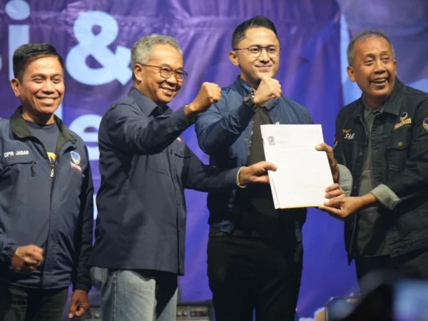 Ketua DPW NasDem Jabar, Saan Mustopa saat berikan rekomendasi kepada Ade Sudrajat untuk menjadi pasangan Hengky Kurniawan di Pilkada KBB 2024. Dok istimewa