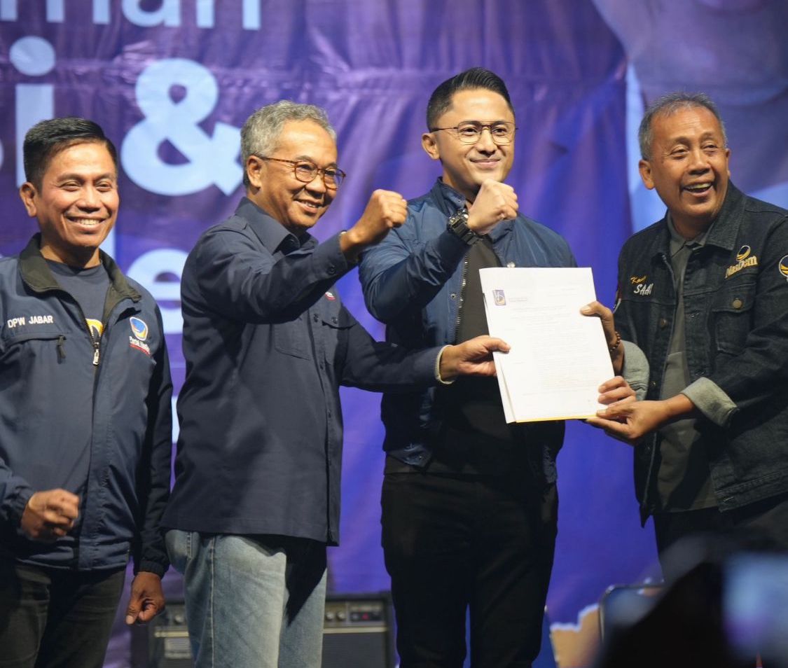 Ketua DPW NasDem Jabar, Saan Mustopa saat berikan rekomendasi kepada Ade Sudrajat untuk menjadi pasangan Hengky Kurniawan di Pilkada KBB 2024. Dok istimewa