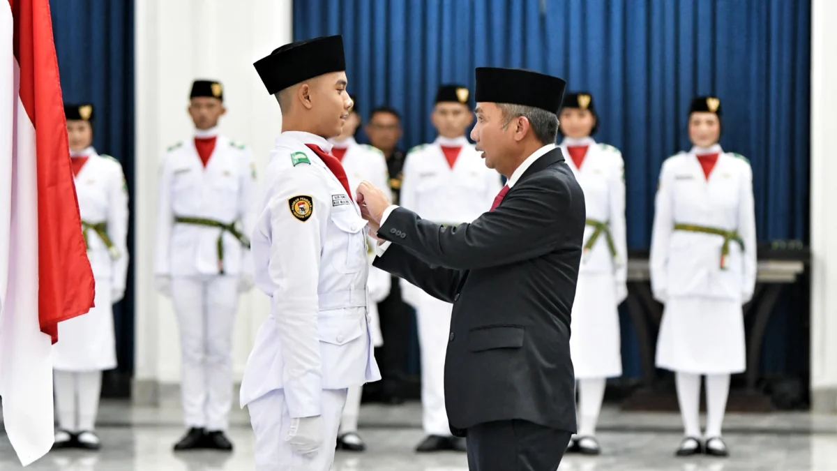 Bey Machmudin Kukuhkan 52 Paskibraka Jabar 2024