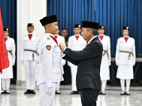 Bey Machmudin Kukuhkan 52 Paskibraka Jabar 2024