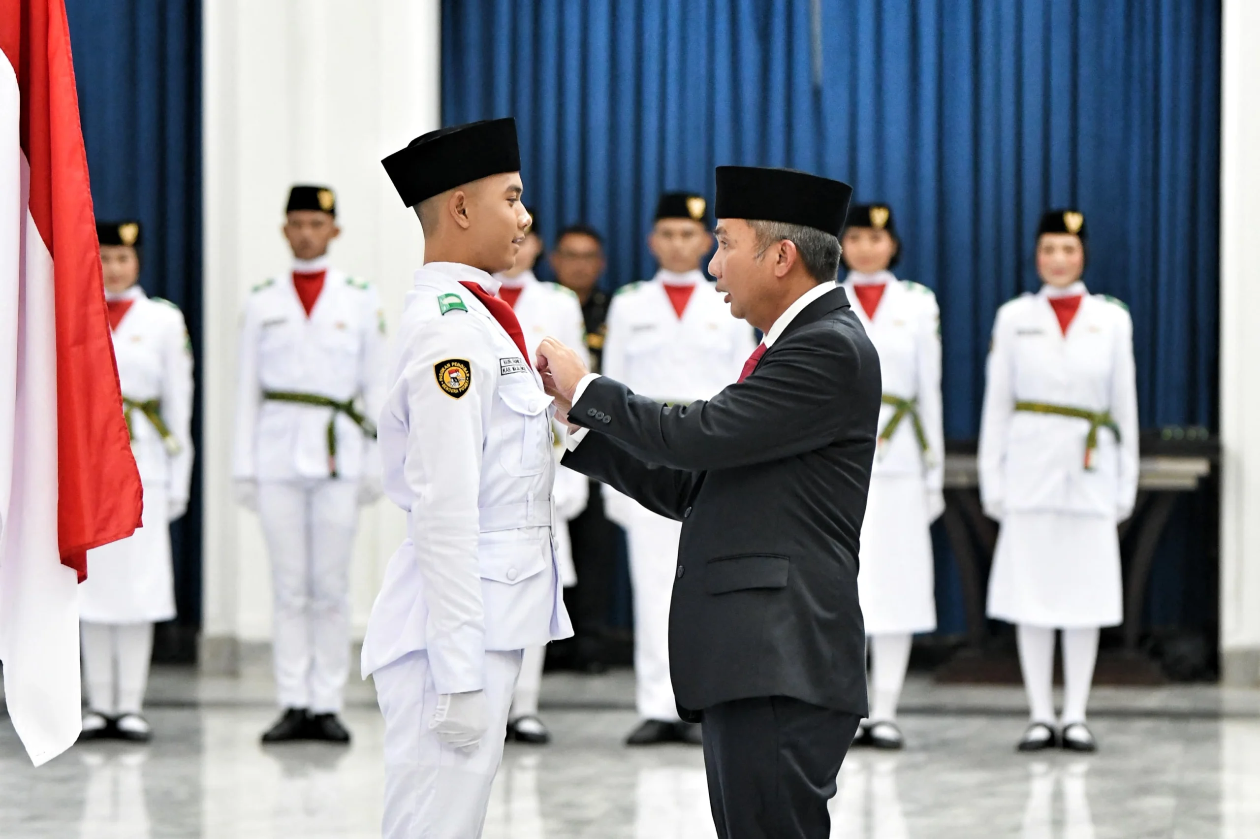 Bey Machmudin Kukuhkan 52 Paskibraka Jabar 2024