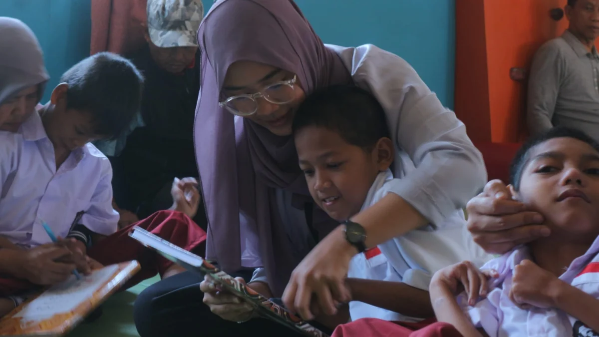 Sejumlah anak berkebutuhan khusus di Sekolah Ramah TCP Bogor dalam proses belajar mengajar. (Foto: Bilal Mujadid / Magang Jabar Ekspres)