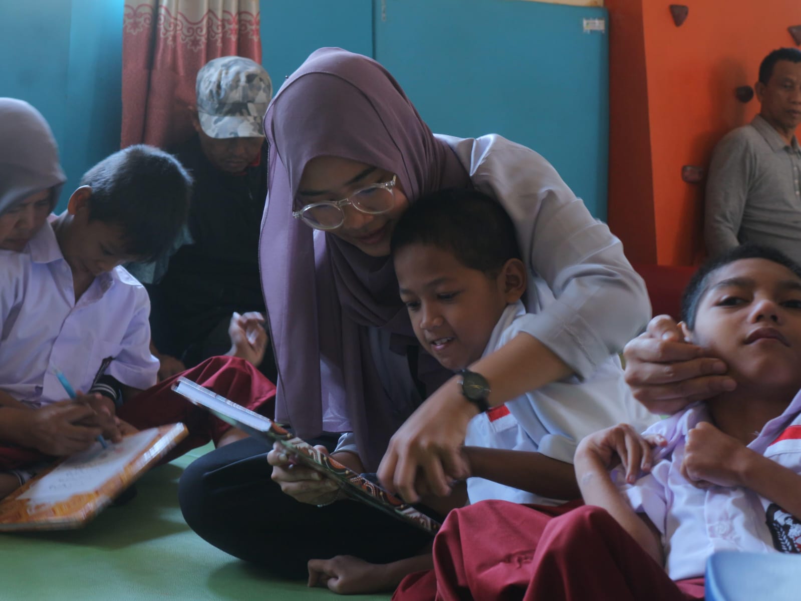 Sejumlah anak berkebutuhan khusus di Sekolah Ramah TCP Bogor dalam proses belajar mengajar. (Foto: Bilal Mujadid / Magang Jabar Ekspres)