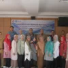 Foto bersama: Para narsumber dan masyarakat petani kopi di Desa Desa Sukamaju, berfoto bersama usai kegiatan pemberdayaan berbasis masyarakat di aula desa. (Istimewa)