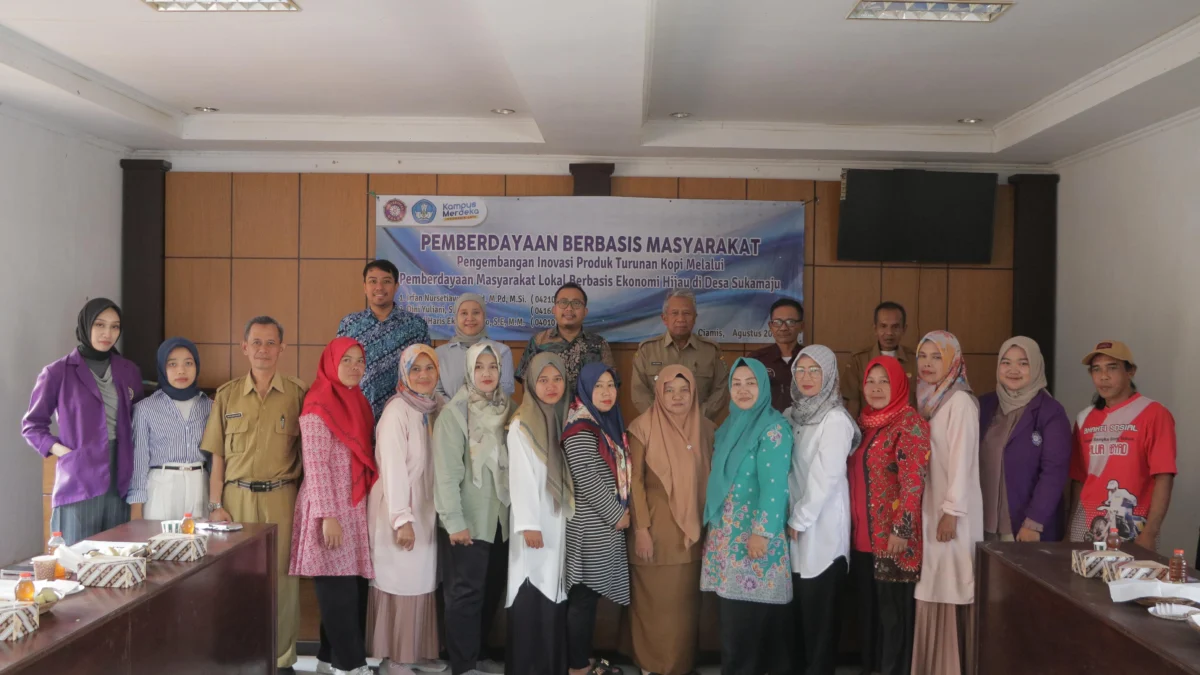 Foto bersama: Para narsumber dan masyarakat petani kopi di Desa Desa Sukamaju, berfoto bersama usai kegiatan pemberdayaan berbasis masyarakat di aula desa. (Istimewa)