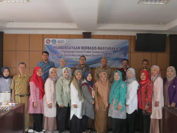 Foto bersama: Para narsumber dan masyarakat petani kopi di Desa Desa Sukamaju, berfoto bersama usai kegiatan pemberdayaan berbasis masyarakat di aula desa. (Istimewa)