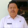 Sekretaris Desa Medanglayang Dadang Rachmat Hidayat saat diwawancara terkait keberadaan papan pengumuman penyitaan aset lahan di wilayanya oleh KPK, Rabu 14 Agustus 2024. (Cecep Herdi/Jabar Ekspres)