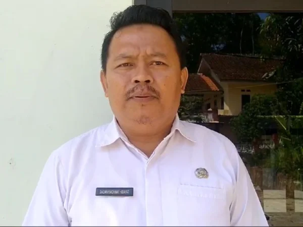 Sekretaris Desa Medanglayang Dadang Rachmat Hidayat saat diwawancara terkait keberadaan papan pengumuman penyitaan aset lahan di wilayanya oleh KPK, Rabu 14 Agustus 2024. (Cecep Herdi/Jabar Ekspres)