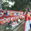 Momentum Kemerdekaan: Penjualan bendera merah putih kian marak dan banyak ditemui di sejumlah titik di Kota Bandung. (Febrianti Syaputri/Jabar Ekspres)