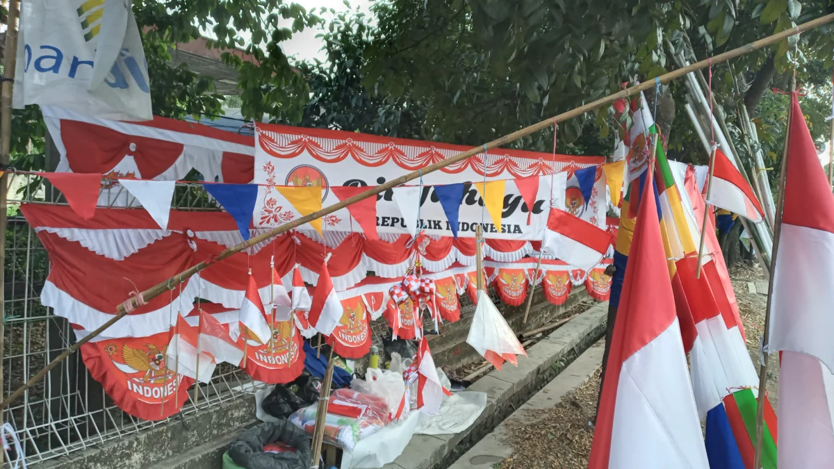 Momentum Kemerdekaan: Penjualan bendera merah putih kian marak dan banyak ditemui di sejumlah titik di Kota Bandung. (Febrianti Syaputri/Jabar Ekspres)