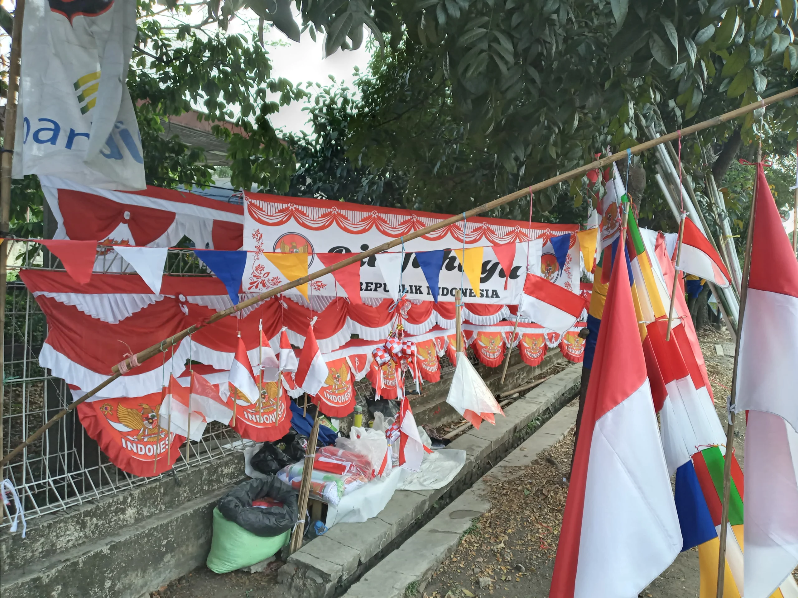 Momentum Kemerdekaan: Penjualan bendera merah putih kian marak dan banyak ditemui di sejumlah titik di Kota Bandung. (Febrianti Syaputri/Jabar Ekspres)